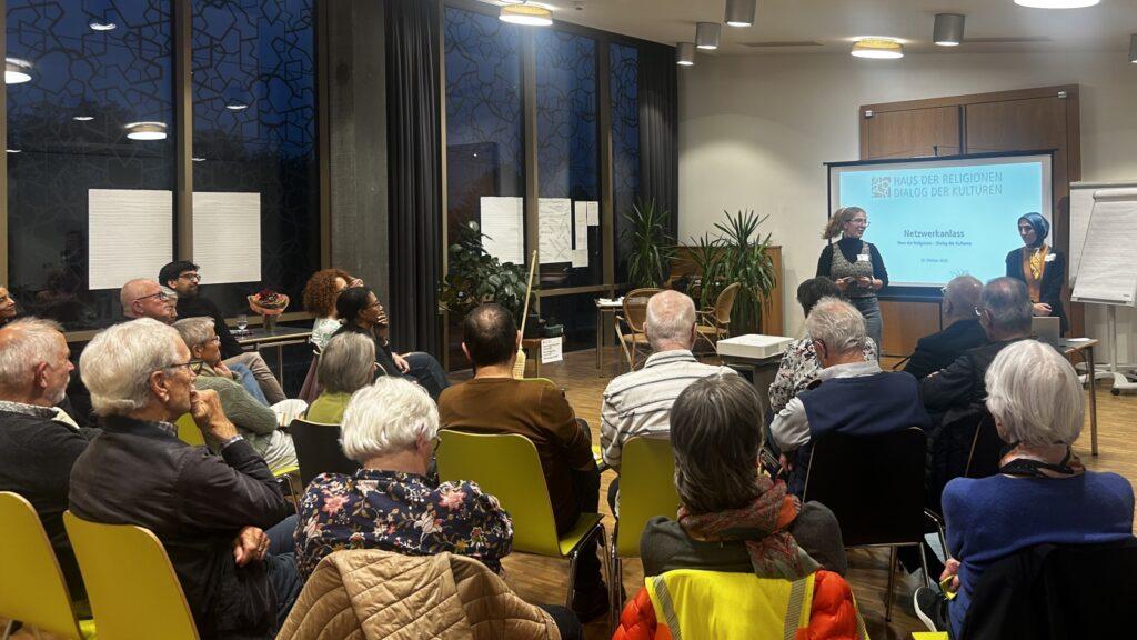 Netzwerkanlass unter freiwillig Engagierte, Rundgangs-Leitende, Vorstandsmitglieder und das Team des Hauses (Foto: Haus der Religionen)